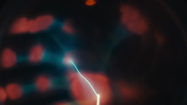 Abstrakter Hintergrund mit Fäden aus Lichtstrahlen, die sich nach oben ausbreiten. — Stockvideo