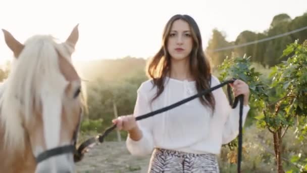 Een Jong Mooi Italiaans Modelmeisje Poseert Met Een Paard Ranch — Stockvideo