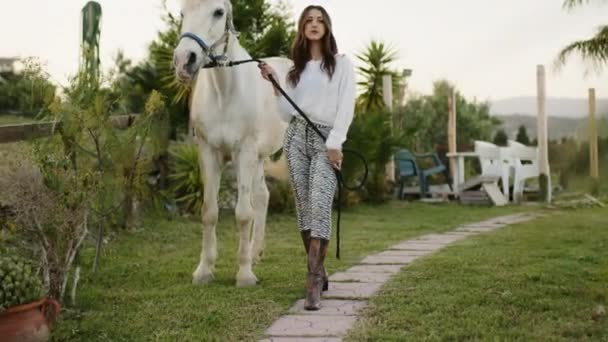 Una Joven Hermosa Modelo Italiana Posa Con Caballo Rancho Campo — Vídeo de stock
