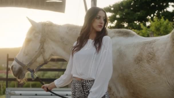 Mladá Krásná Italská Modelka Pózuje Koněm Ranči Venkově Handheld Shoot — Stock video