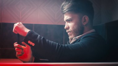 Çocuk küvette akıllı telefonuyla oynuyor. El kamerasıyla çekim.