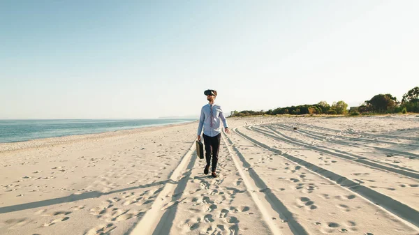 Business Guy Walks Beach Virtual Reality Glasses Dolly Out Shoot — Stok Foto
