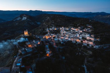 Calabria 'daki eski İtalyan köyünün havadan görünüşü. Aspromonte dağlar.