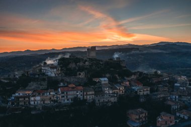 Calabria 'daki eski köyün eski kulesinin havadan görünüşü
