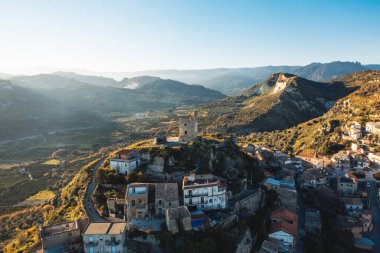 Calabria 'daki eski köyün eski kulesinin havadan görünüşü