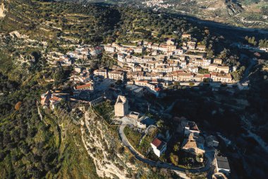 Calabria 'daki eski köyün eski kulesinin havadan görünüşü