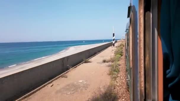 Calabria Bir Trenin Penceresinden Denize Yakın Bir Yere Bak Kamerasıyla — Stok video