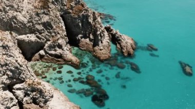 Akdeniz 'in üzerinde güzel bir uçurum. Hava atışı.