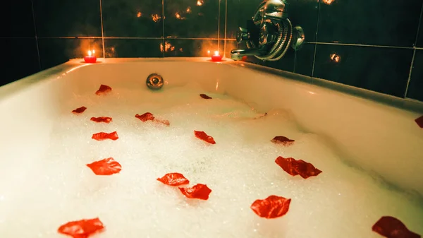 Romantikus Hangulatú Fürdőkád Illatos Gyertyák — Stock Fotó