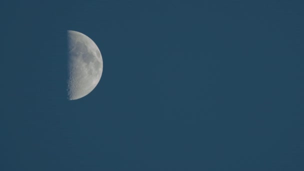 Luna Moviéndose Derecha Con Cielo Azul Tarde Disparar Telescopio — Vídeos de Stock