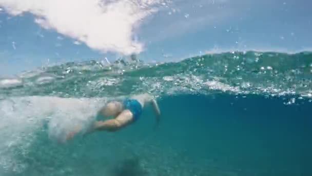夏天在海里训练腿 水下射箭 — 图库视频影像
