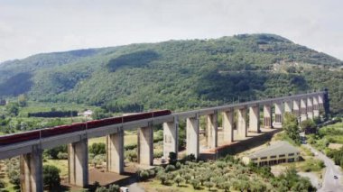 Köprüden geçen hızlı tren. Hava atışı