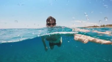 Genç Çocuk, Summer 'da açık denizde yüzüyor. Su altı çekimi..