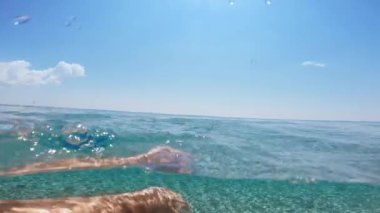 Genç Çocuk, Summer 'da açık denizde yüzüyor. Su altı çekimi..