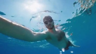 Genç Çocuk, Summer 'da açık denizde yüzüyor. Su altı çekimi..