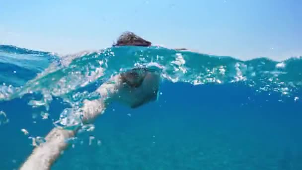 Young Boy Zwemt Open Oceaan Zomer Onderwateropname — Stockvideo