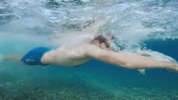 Sportowiec Pływa Delfinem Otwartym Oceanie Latem Pęd Pod Wodą — Wideo stockowe