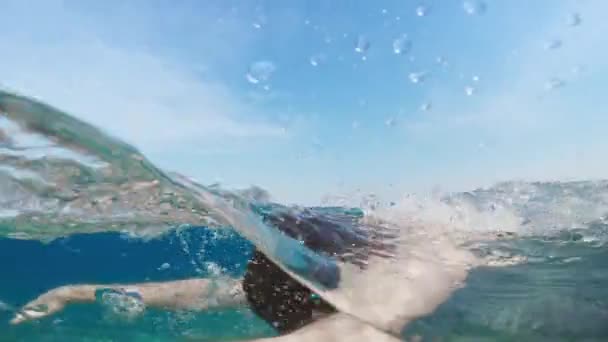 Junge Schwimmt Froschartig Offenen Meer Unterwasseraufnahmen — Stockvideo