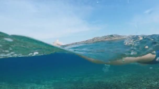 Спортсмен Плаває Стилі Тунелю Відкритому Морі Підводна Стрілянина — стокове відео
