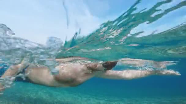 Rapaz Nada Livre Mar Aberto Tiro Subaquático — Vídeo de Stock