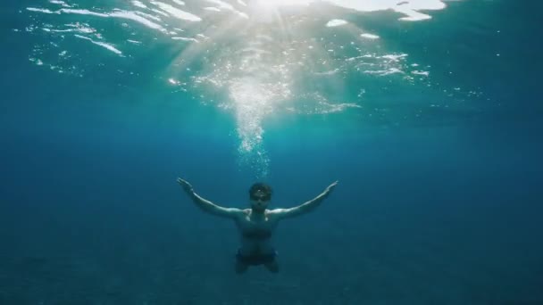 Jongen Heeft Plezier Onder Water Vakantie Handheld Schieten — Stockvideo