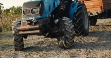 Üzüm hasadı için kırsal alanda traktör. El kamerasıyla çekim.