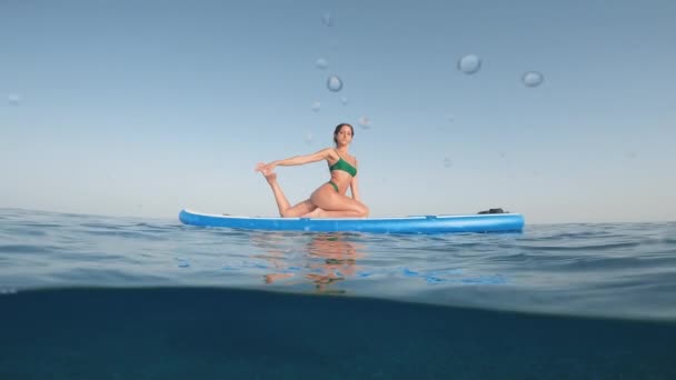 Chica Hace Relajación Muscular Stand Paddle Sup Océano Brote Submarino — Vídeos de Stock