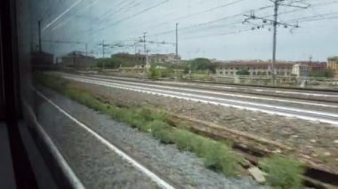 Roma Termini İstasyonu 'na yüksek hızlı trenle varış. Zaman aşımı çekimi.
