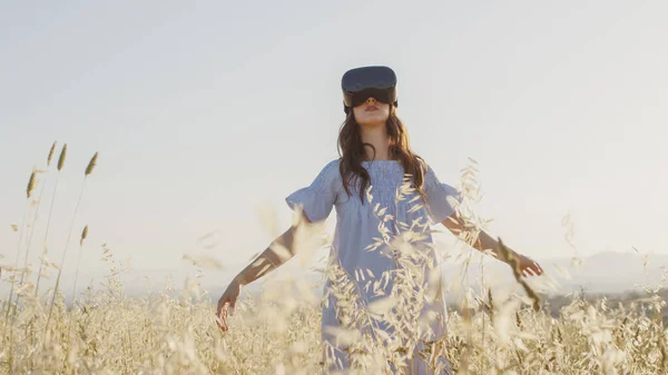 Gadis Dengan Kacamata Virtual Reality Melihat Sifat Futuristik Tembakan Genggam — Stok Foto