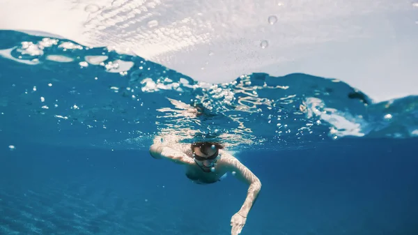 Αγόρι Κολυμπάει Ελεύθερα Στον Ανοιχτό Ωκεανό Υποβρύχια — Φωτογραφία Αρχείου