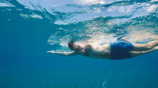 Мальчик Плавает Вольным Стилем Открытом Океане Подводная Съемка — стоковое фото