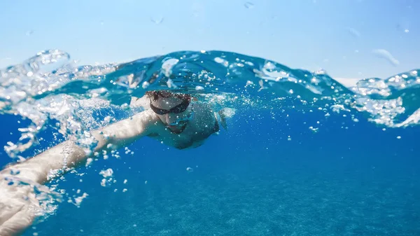 Мальчик Плавает Вольным Стилем Открытом Океане Подводная Съемка — стоковое фото