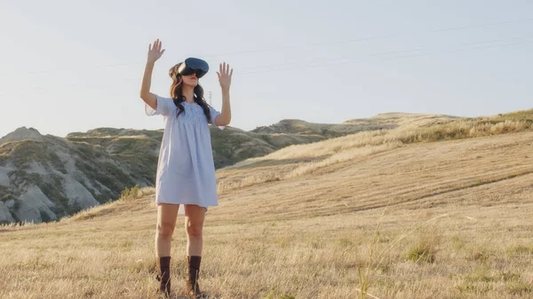 Jenta Med Virtuelle Virkelighetsbriller Ser Den Futuristiske Naturen Håndholdt Skudd – stockfoto