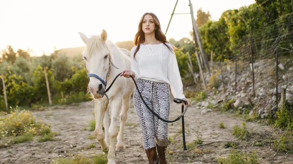 Ung Vakker Italiensk Modelljente Poserer Med Hest Ranchen Landet Håndholdt – stockfoto