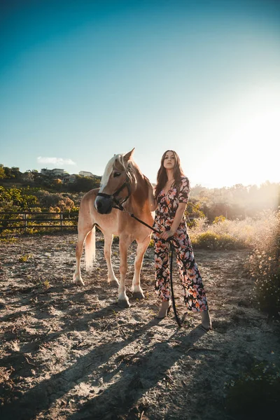 Uma Jovem Bela Modelo Italiana Posa Com Cavalo Rancho Campo — Fotografia de Stock