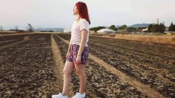 Jovem Agricultora Caminha Campo Árido Queimado Trigo Disparo Manual — Vídeo de Stock