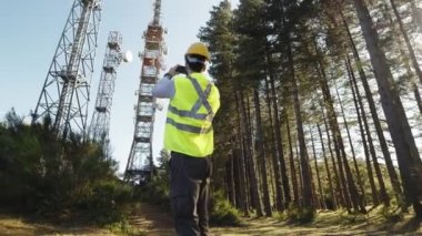 Güvenlik görevlisi antenleri 5G dağlardaki bitki örtüsünü değerlendiriyor. Sola dön..