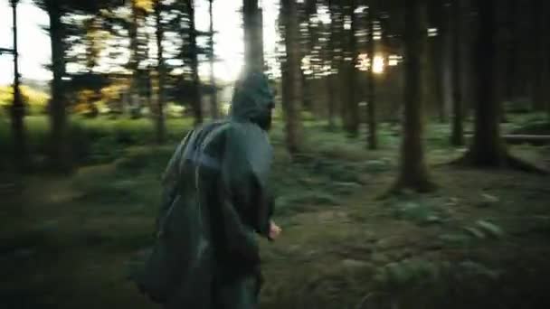 Homem Foge Floresta Nas Montanhas — Vídeo de Stock
