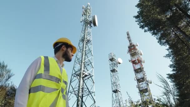 Telecommunications Engineer Turns Radio Antennas Handheld Shoot — Vídeo de Stock