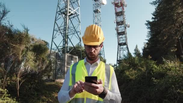 Maintenance Worker Pylons Internet Checks Connection Tracking Shoot — 图库视频影像