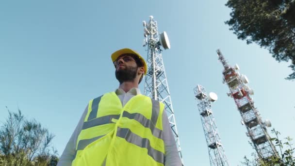 Communications Engineer Controls Antennas Broadcasting Handheld Shoot — Vídeo de Stock