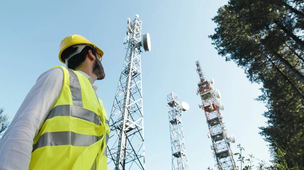 Telecommunications Engineer Turns Radio Antennas Handheld Shoot Fotos de stock libres de derechos