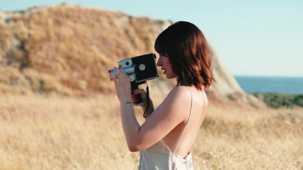 Όμορφη Κοπέλα Κάνει Πλάνα Vintage Κάμερα Στην Κίτρινη Ύπαιθρο Καλοκαίρι — Αρχείο Βίντεο