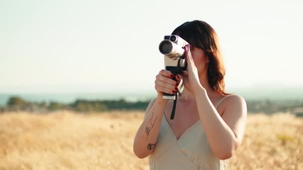 Girl Short Hair Makes Vintage Video 8Mm Camera Countryside — Vídeo de Stock
