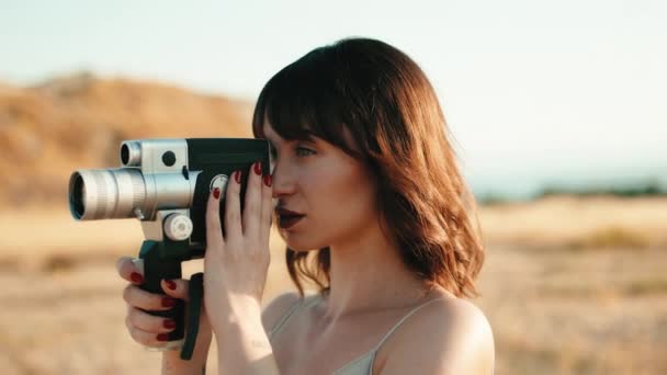 Pretty Girl Vintage 8Mm Camera Countryside — Vídeo de Stock