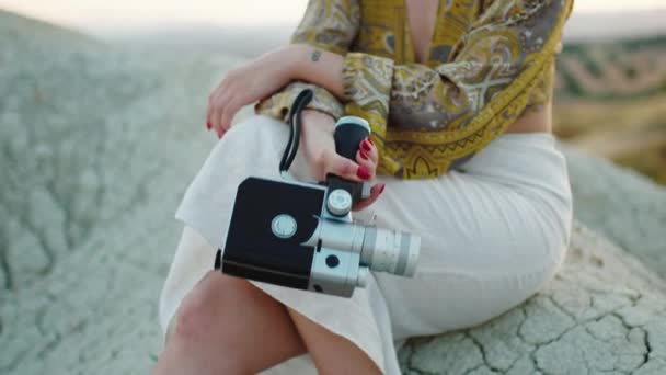 8Mm Vintage Camera Held Girl Sitting Rock Nature — Vídeo de Stock