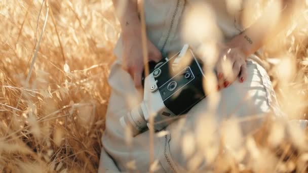 Young Caucasian Girl Vintage Camera Hand — Vídeo de stock