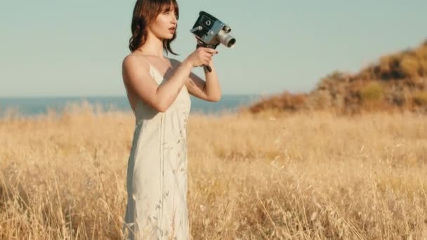 Girl Countryside Shoots Vintage 8Mm Cinema Camera — Stock videók