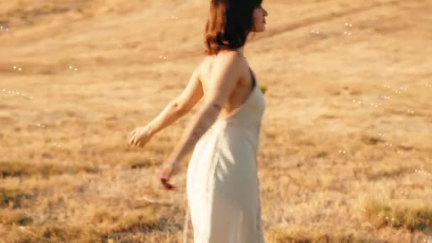 Beautiful Girl Dances Bubbles Field Countryside — Vídeo de Stock