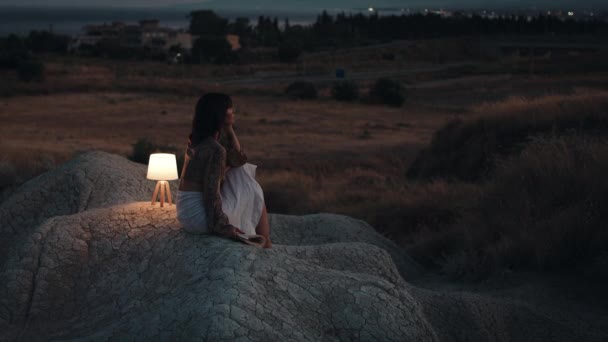 Beautiful Girl Enjoy Sunset Mountain Evening Abat Jour Lamp Stones — 图库视频影像